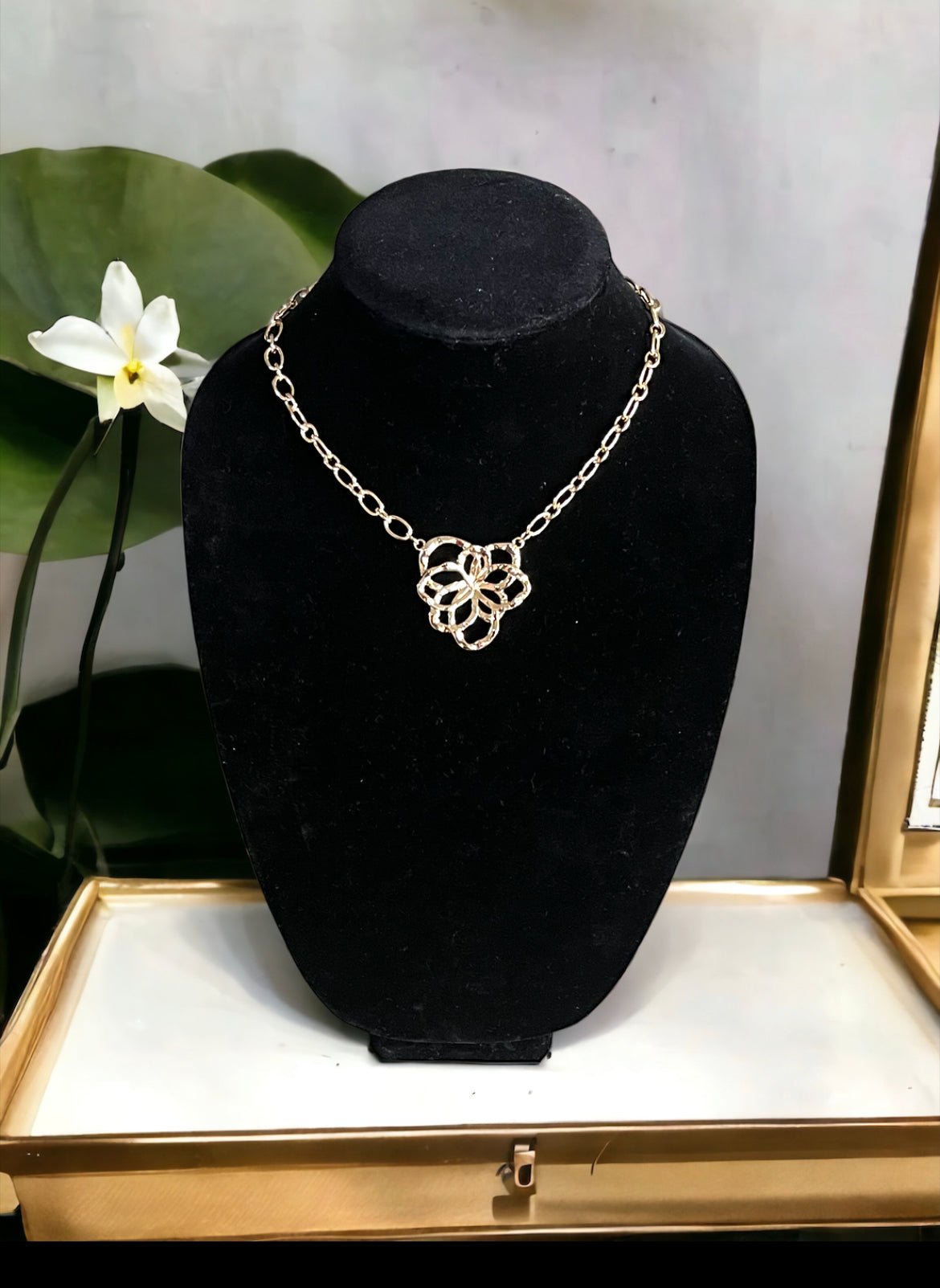 Hammered Floral Pendant Necklace - Reed House of Jewels